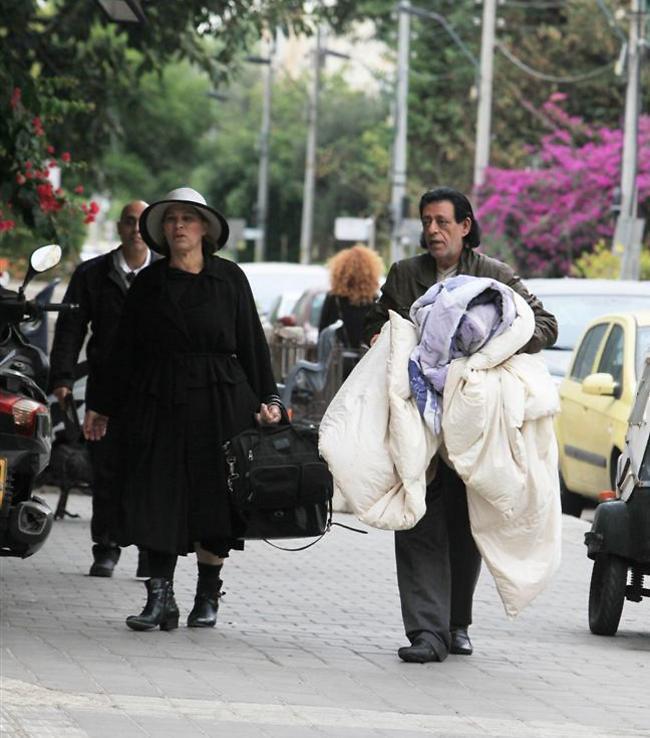 מתכוננים להגעתה הסופה. שימי תבורי ויהודית באומן (צילום: מוטי לבטון) מתכוננים להגעתה הסופה. שימי תבורי ויהודית באומן