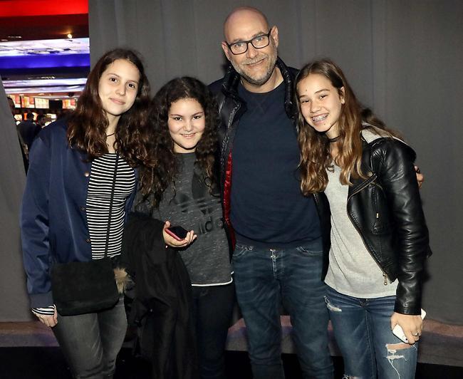 מחכים לפרמיירה שלך. צביקה הדר עם בתו וחברותיה. (צילום: אמיר מאירי) מחכים לפרמיירה שלך. צביקה הדר עם בתו וחברותיה.