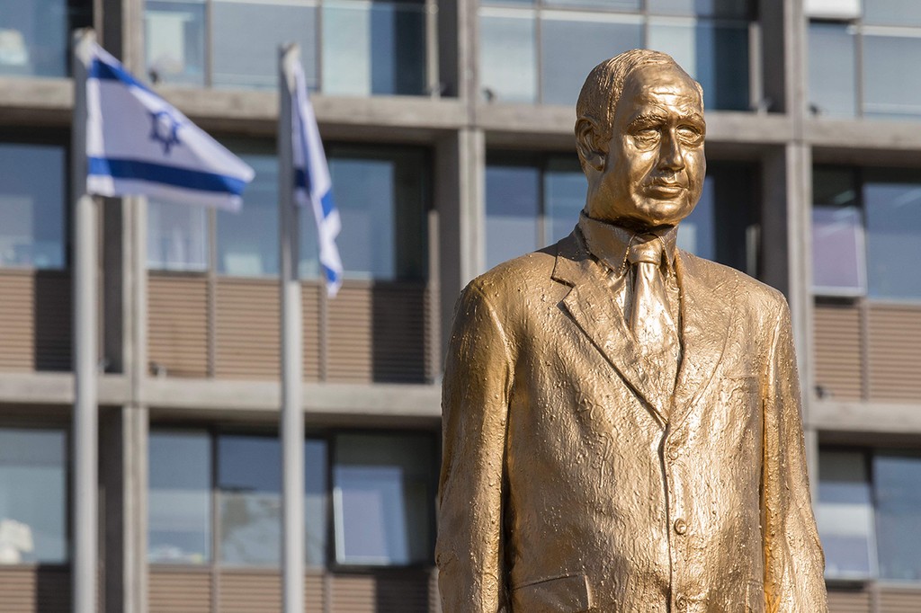 Itay Zalait's golden statue depiction of Prime Minister Netanyahu 