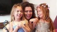 עטופה מכל כיוון