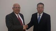יו"ר מטה הדיור במשרד האוצר, אביגדור יצחקי (משמאל) עם יו"ר התאחדות הקבלנים הסינית
