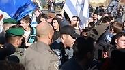 המוחים בהפגנת התמיכה באזריה