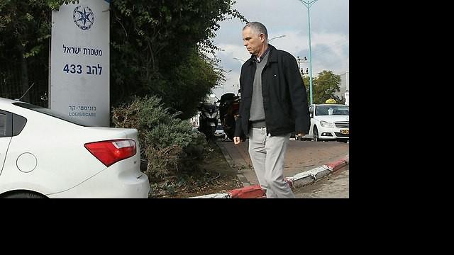 מוזס מגיע לחקירה, הבוקר