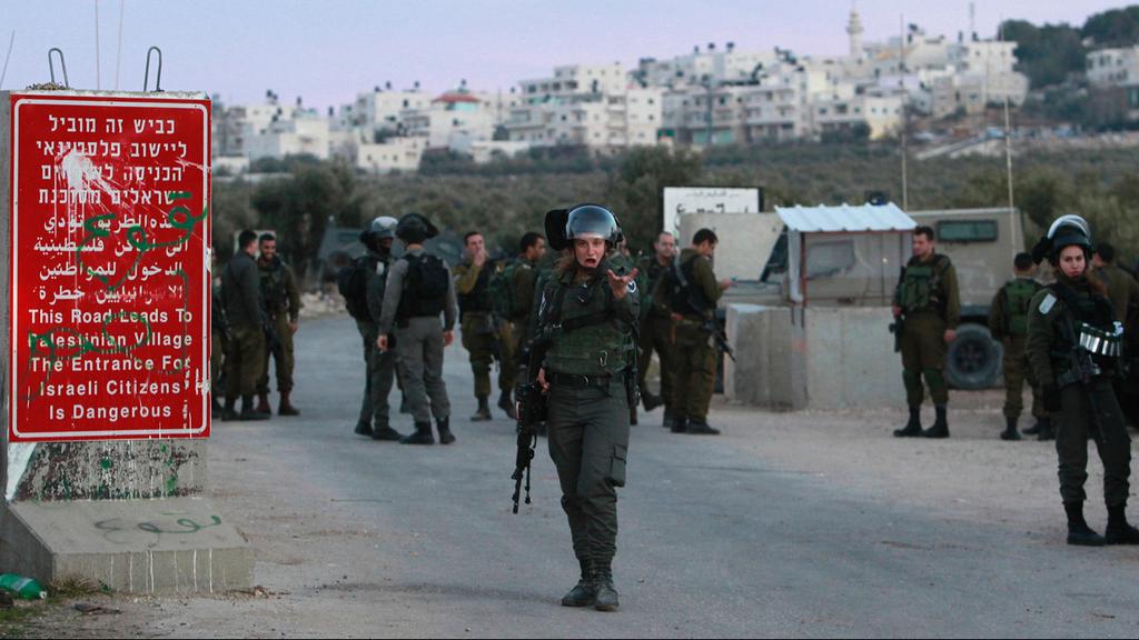 IDF soldiers at a border crossing between Israel and the West Bank (Photo: AFP) IDF soldiers at a border crossing between Israel and the West Bank