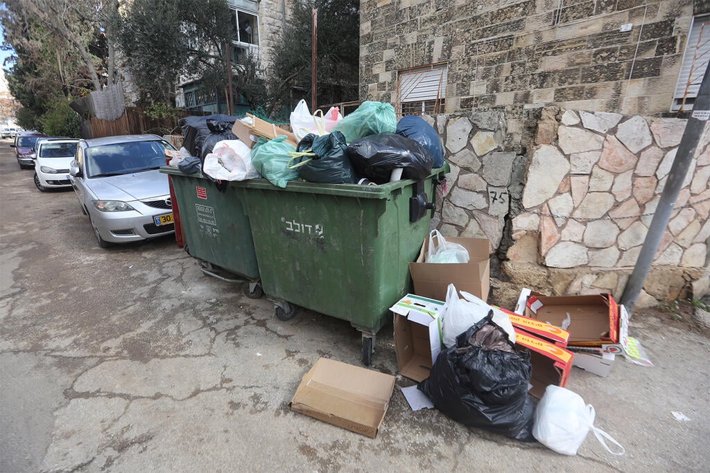 האשפה בעיקרה מוטמנת. פחים בירושלים