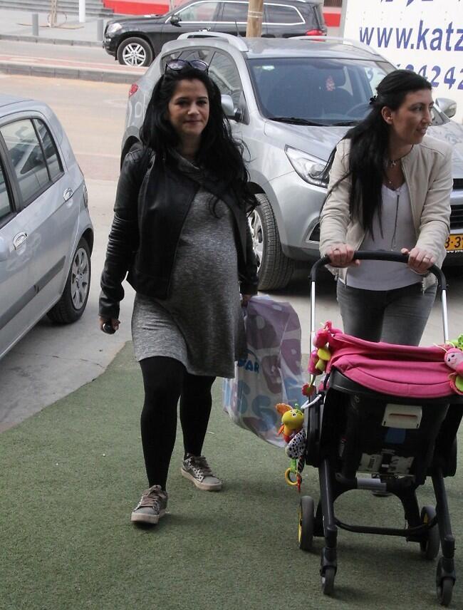 על קו הסיום. כוכבת הילדים מיקי בחודש התשיעי (צילום: ניר פקין יח"צ) על קו הסיום. כוכבת הילדים מיקי בחודש התשיעי