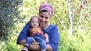 שלומית לנדאו עם בנה התינוק. "ראיתי נשים שנלחמות על כל טיפת חלב"