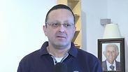 אבי שאואט עם תמונת אביו יצחק