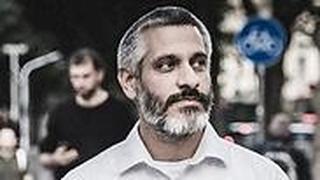 בין נוחות לסערה. אביתר בנאי