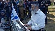 אריאל זילבר מחוץ לבית הדין 
