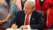 חותם, חותם, חותם. הנשיא טראמפ      