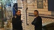 שוטרים מחוץ לביתו של קעואש