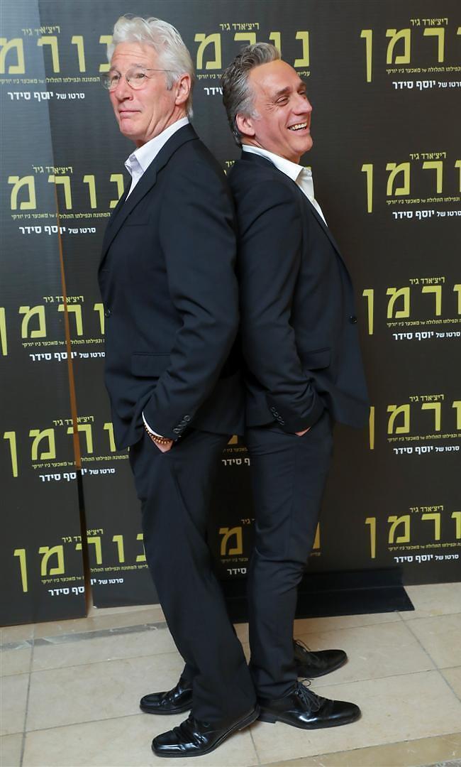 משחקים נשיקה - סטירה? ליאור אשכנזי וריצ'רד גיר (צילום: רפי דלויה) משחקים נשיקה - סטירה? ליאור אשכנזי וריצ'רד גיר