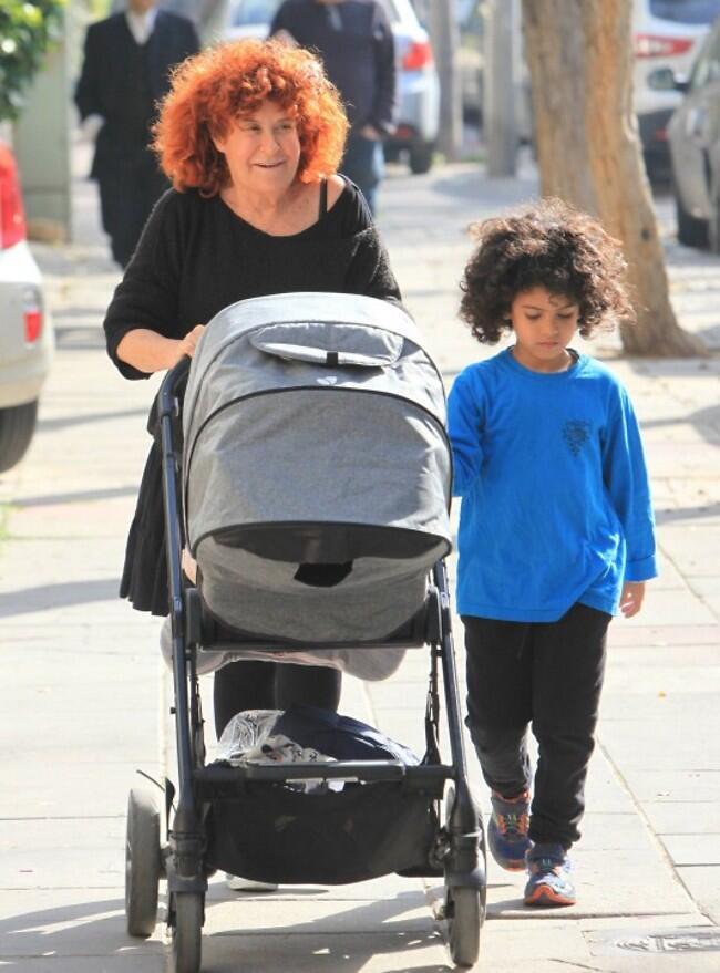ציפי ללא הפסקה. שביט עם הנכדים דניאל והתינוק אביב