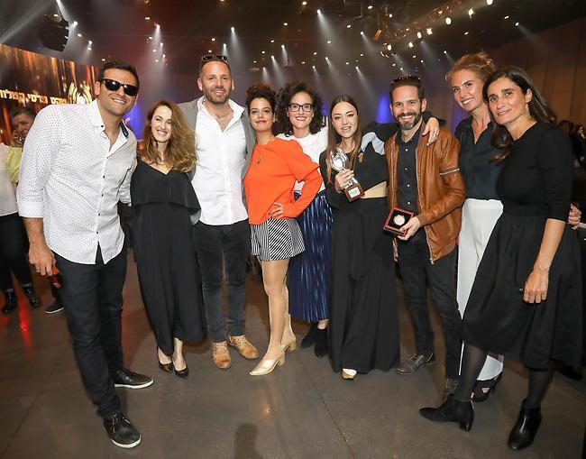 מוצלחים. קאסט "האחיות המוצלחות שלי" (צילום: רפי דלויה) מוצלחים. קאסט "האחיות המוצלחות שלי"