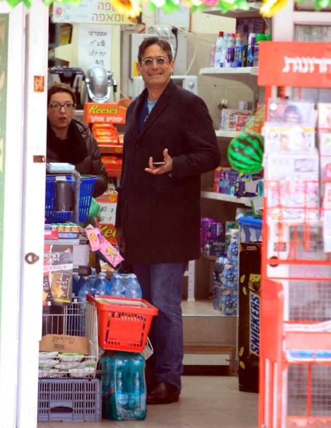 לא נשמה תודה, אנחנו לא רוצים שום דבר מהמכולת (צילום: מוטי לבטון) לא נשמה תודה, אנחנו לא רוצים שום דבר מהמכולת