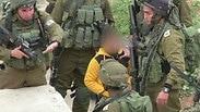 חיילים מעכבים ילד פלסטיני