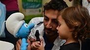בדיקת אף-אוזן-גרון. הילדים מלווים את הבובות במחלקות