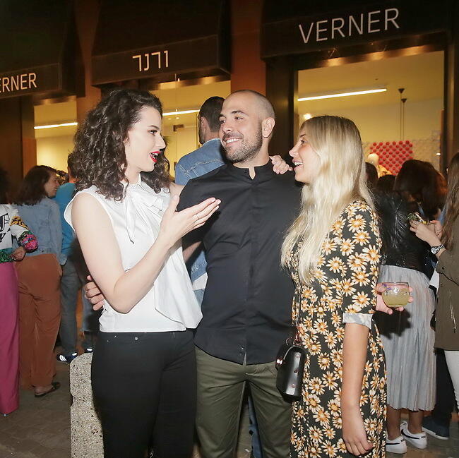 זהו, נשבר הדיסטנס! קורין גדעון עם מעיין ואביחי (צילום: שוקה כהן ) זהו, נשבר הדיסטנס! קורין גדעון עם מעיין ואביחי