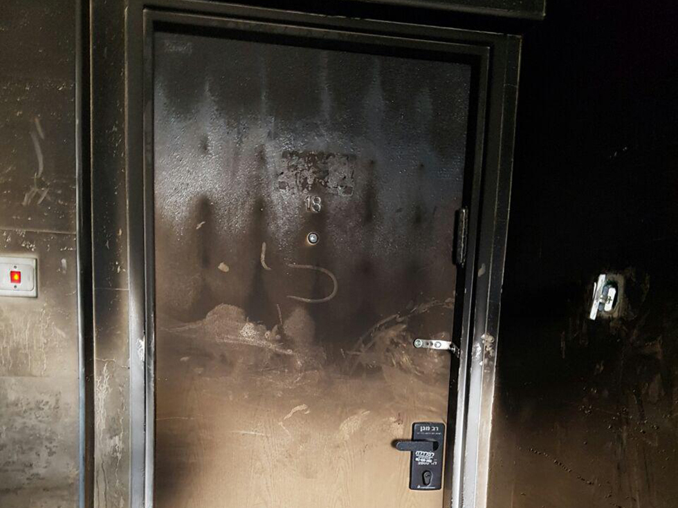 דלת הדירה השרופה של לידיה דלת הדירה השרופה של לידיה