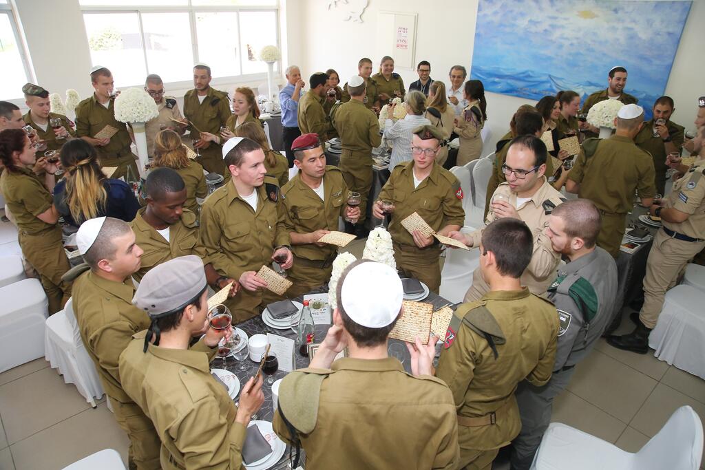Seder with IDF troops (Photo: Tzalamim Be'click) Seder with IDF troops