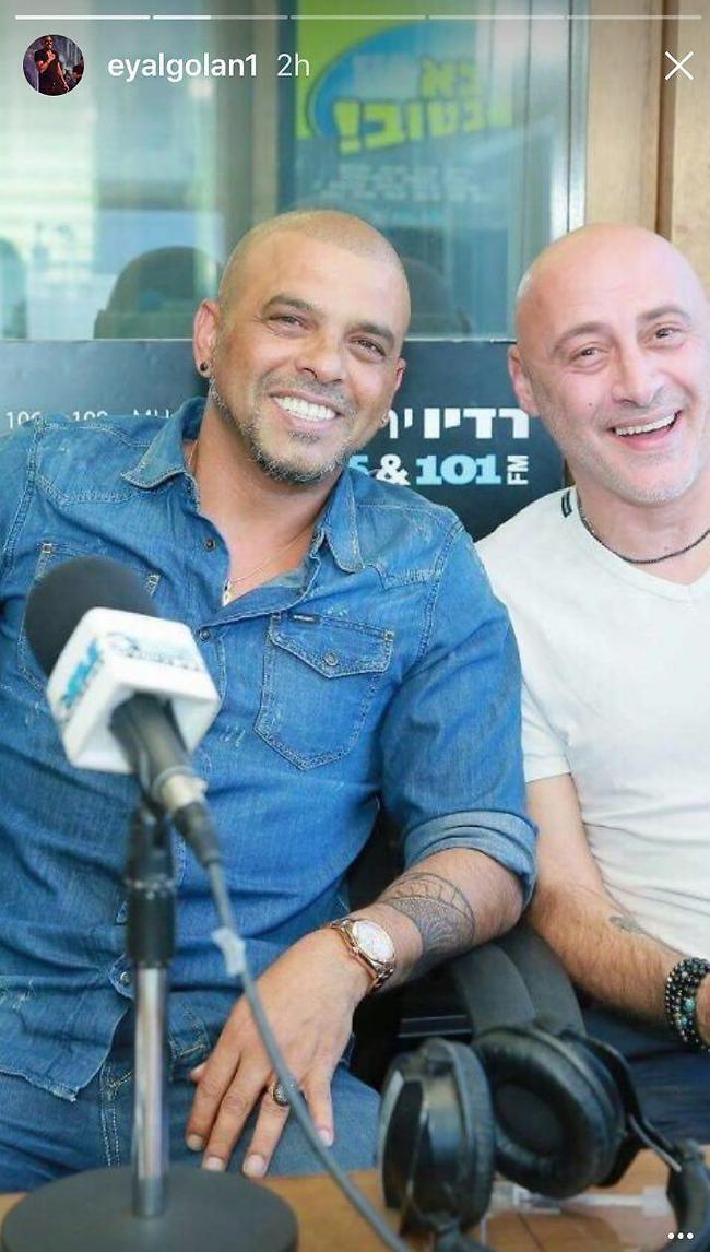 אייל גולן פותח את הלב בתוכנית הרדיו של ירון אילן. צילום: ארנון בוסאני אייל גולן פותח את הלב בתוכנית הרדיו של ירון אילן. צילום: ארנון בוסאני