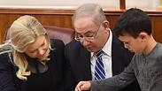 נתניהו עם רז אפרתי, שאביו נהרג בהיתקלות עם מחבלים ב-2007