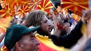 בינתיים קוראים לה FYROM. דגלי מקדוניה       