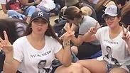 מחכות לו