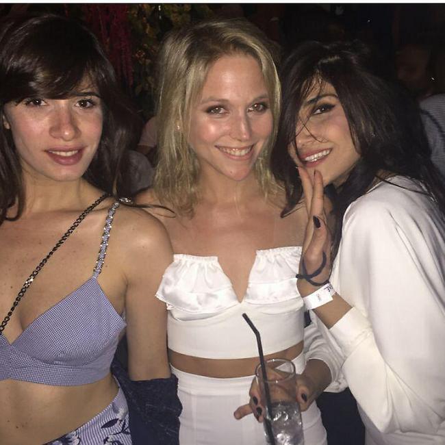 חוגגות למדינה. מגי אזרזר, מירב פלדמן וחן אמסלם חוגגות למדינה. מגי אזרזר, מירב פלדמן וחן אמסלם