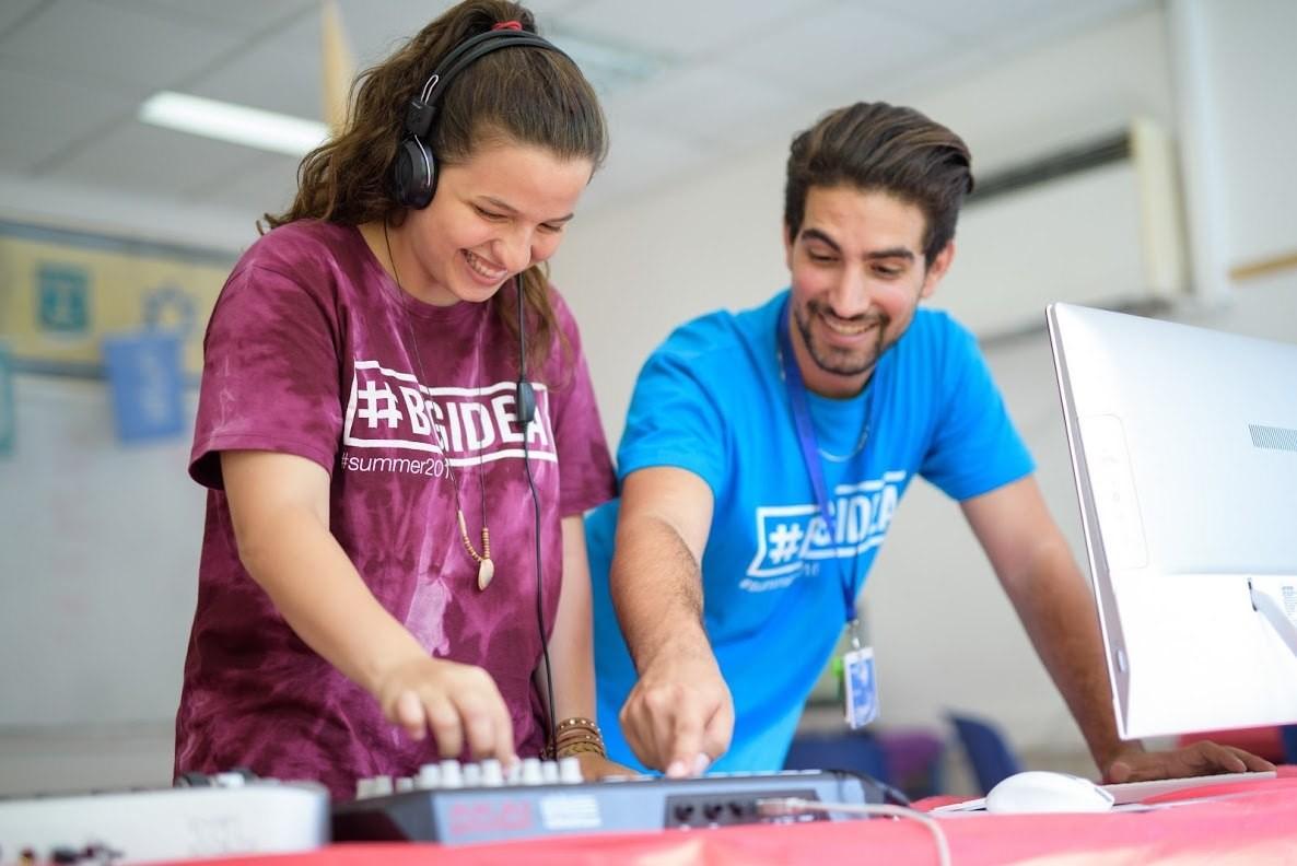 "חשופים לטכנולוגיות שנותנות להם קרקע להתפתחות אישית". 