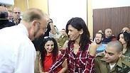 שפטל עם אזריה ומשפחתו בתחילת הדיון