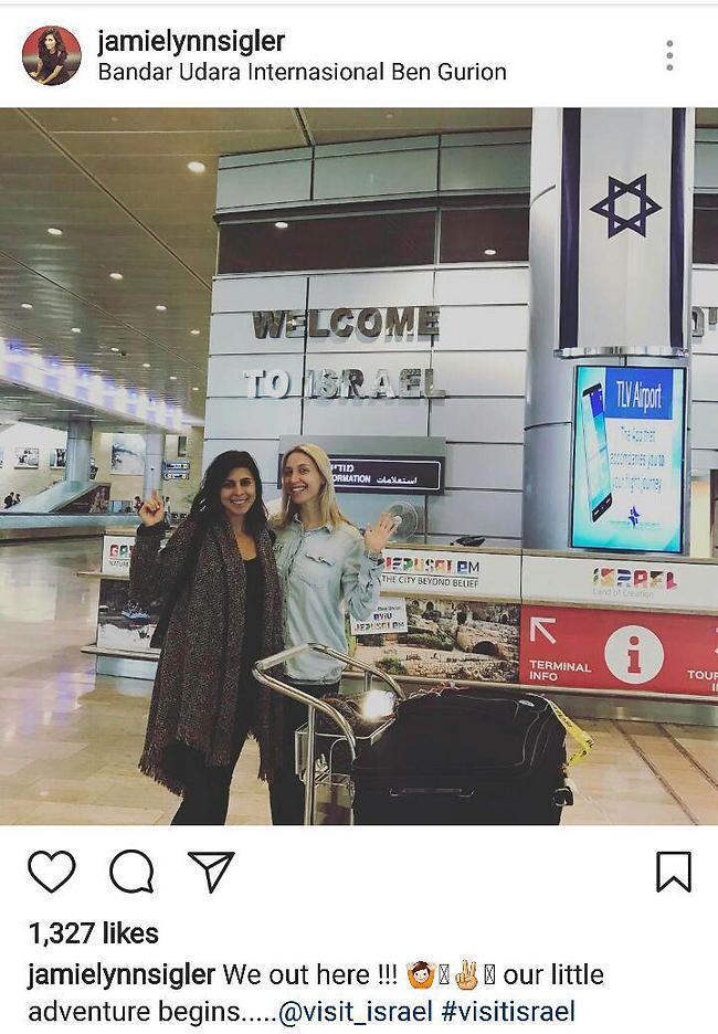ג'יימי לין סיגלר וחברה בנתב"ג. מקווים שלא חיכיתן הרבה זמן למונית ג'יימי לין סיגלר וחברה בנתב"ג. מקווים שלא חיכיתן הרבה זמן למונית