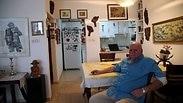 זאב גרליץ בדירתו הנוכחית בגני צהלה