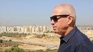 גלנט צופה על חריש. (צילום: ששון תירם)