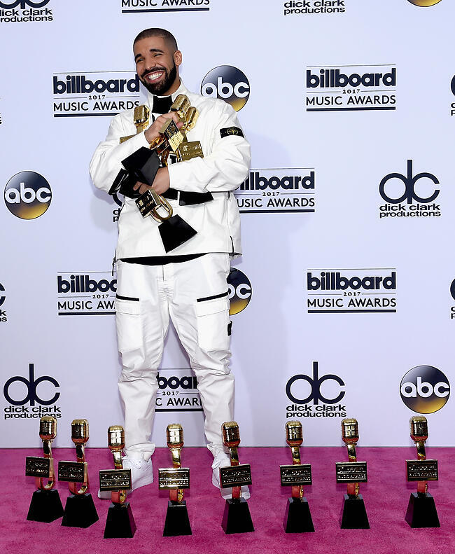 חבק אותנו משל היינו פסלון (gettyimages) חבק אותנו משל היינו פסלון