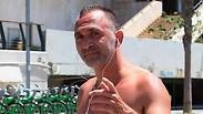 שלום מיכאלשוילי פפראצי רץ ריצה ים בלי חולצה