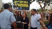המפגינים בקניון גנים, הערב