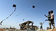 מעיפים עפיפונים במחנה עקורים בעיראק                   