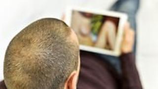 אילוס איש צופה ב פורנו בחורה ערומה מחשב טאבלט