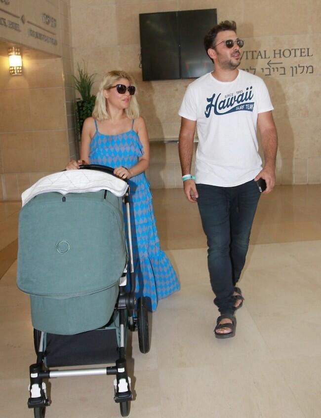 מבטיחים לקפוץ לבקר. ההורים הנרגשים חוזרים הביתה (צילום: ענת מוסברג) מבטיחים לקפוץ לבקר. ההורים הנרגשים חוזרים הביתה