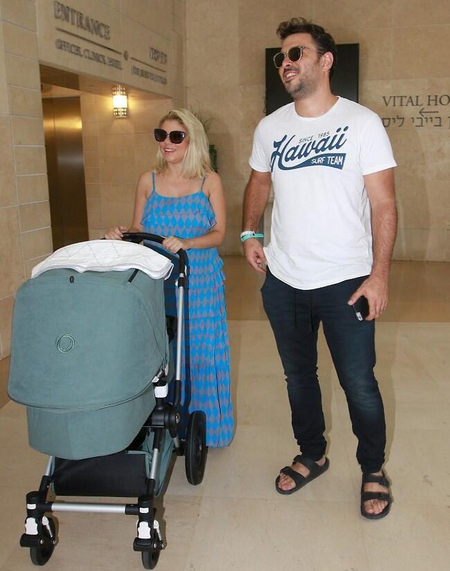 מזל טוב חמודים. שירי מימון ויוני רג'ואן חוזרים הביתה עם התינוק (צילום: ענת מוסברג) מזל טוב חמודים. שירי מימון ויוני רג'ואן חוזרים הביתה עם התינוק
