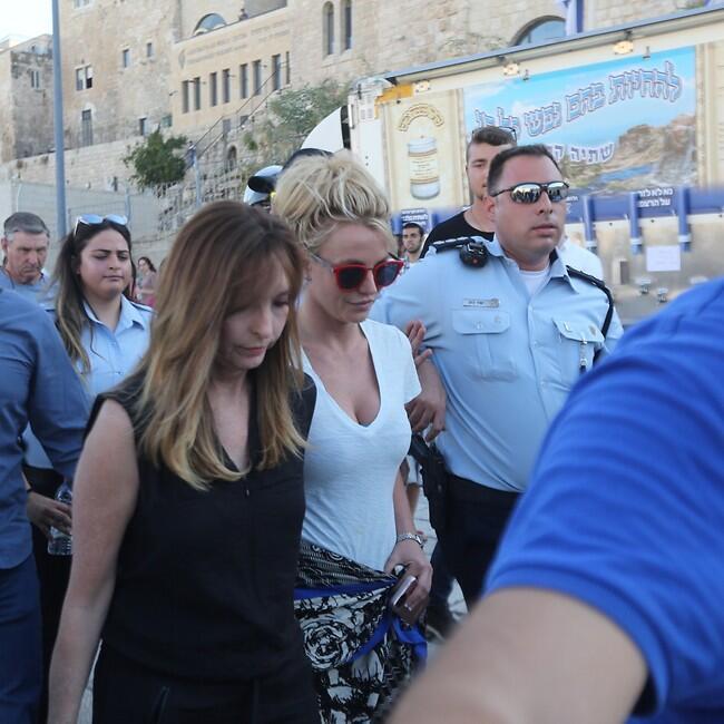 חושבת מה לכתוב בפתק לכותל. בריטני ספירס