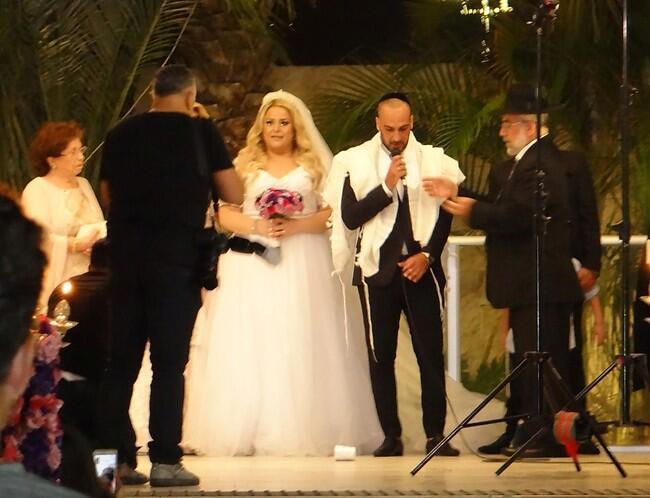 אם אשכחך ירושלים תשכח ימיני. תהילה אסודרי בחופה עם בעלה הטרי משה חדיף