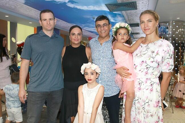 בהרכב משפחתי וחברי מלא. ג'ני צ'רוואני, אמלי, רוני מאנה ואופירה אסייג עם אמלי ובעלה גילי מנקין (צילום: ענת מוסברג) בהרכב משפחתי וחברי מלא. ג'ני צ'רוואני, אמלי, רוני מאנה ואופירה אסייג עם אמלי ובעלה גילי מנקין