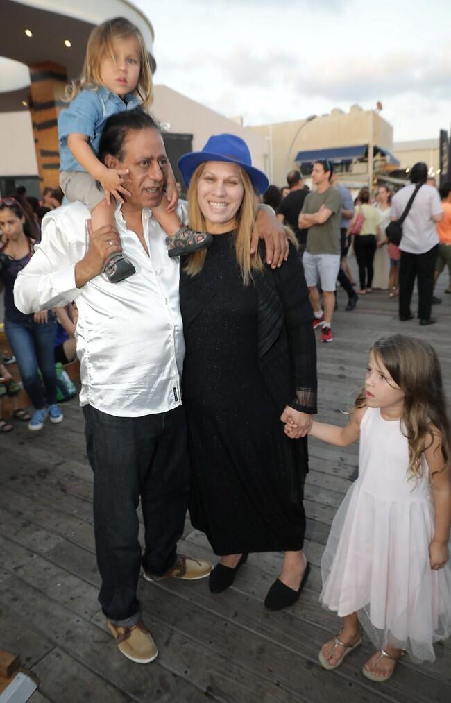 אנחנו ממש יכולים לדמיין את בן אל הקטן על הכתפיים