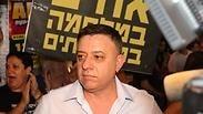 יו"ר העבודה אבי גבאי בהפגנה בפתח תקווה 