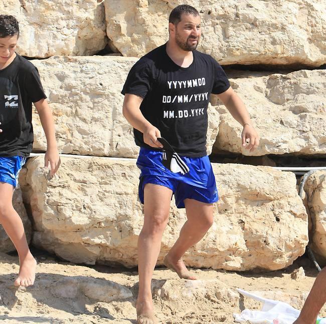 הכיתוב על החולצה, זה ביוונית? (מוטי לבטון) הכיתוב על החולצה, זה ביוונית?
