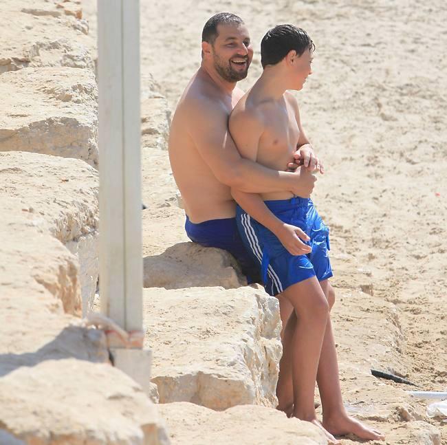 תישאר ככה עד שאני מארגן לעצמי חולצה (מוטי לבטון) תישאר ככה עד שאני מארגן לעצמי חולצה