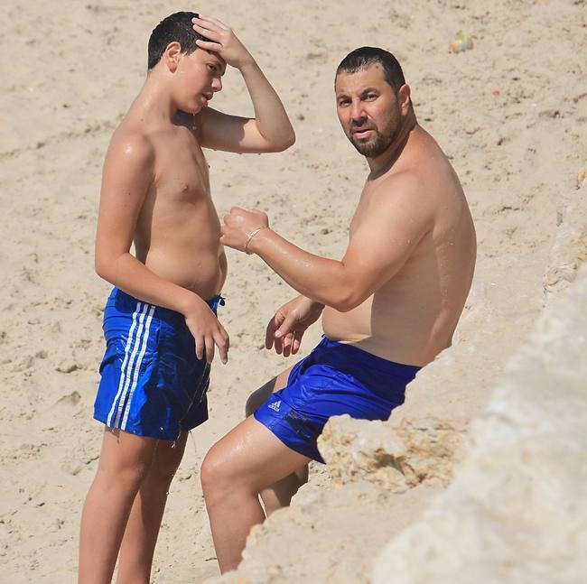 אתה רואה מה שאני רואה? שלומי סרנגה והבן דור בזמן איכות בחוף הים (מוטי לבטון) אתה רואה מה שאני רואה? שלומי סרנגה והבן דור בזמן איכות בחוף הים